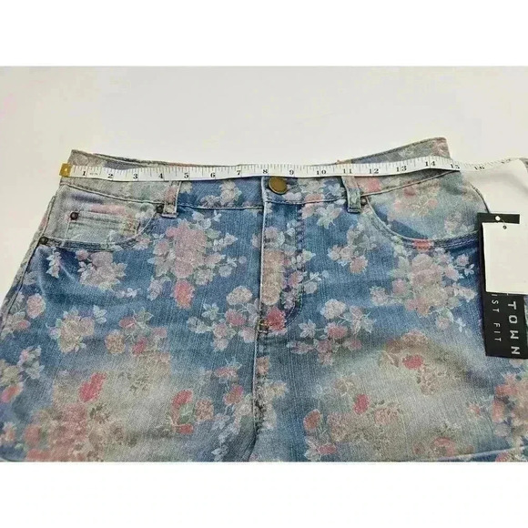 Tinseltown Women's Size 8 High Waist Floral Denim Short NWT - Picture 3 of 6